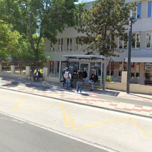 bărbat suspectat de distrugerea unei stații de autobuz, condus la poliție de localnici