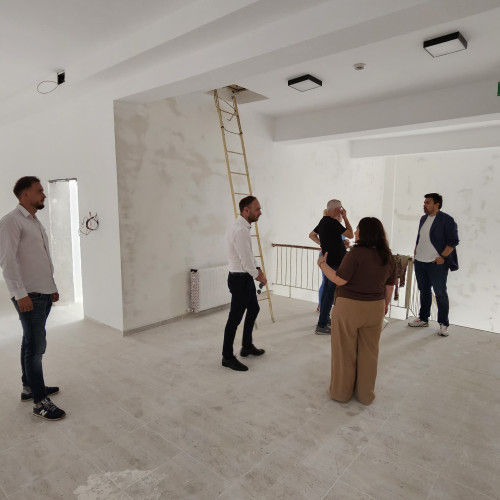 Primarul din Botoșani, Cosmin Andrei, a reacționat după apariția unui articol despre întârzierile la lucrările de la Școala Gimnazială nr. 13. El a asigurat că, din toamnă, elevii se vor întoarce într-un spațiu complet modernizat și adaptat nevoilor educaționale actuale.