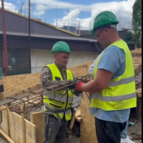 Progrese importante în lucrările de la punctea pietonală din Piața Centrală din Piatra Neamț