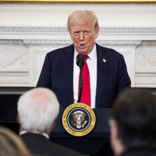 Trump face declarații dure despre Putin și amenință cu sancțiuni împotriva Rusiei
Vodimir Putin, liderul Rusiei, a fost țintă unei critici din partea fostului președinte american Donald Trump, care a declarat luni că nu se va lăsa păcălit de acesta, spre deosebire de predecesorii săi. Trump a spus că, în contrast cu Clinton, Bush, Obama și Biden, el nu a fost manipulat. Conform Digi24.ro, Trump a făcut aceste declarații în contextul în care a avertizat asupra posibilelor sancțiuni contra Rusiei dacă nu se va ajunge la un acord cu Ucraina în următoarele 50 de zile.