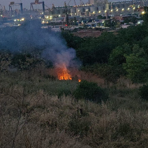 Incendiu în Cogealac: un autoturism a ars în centrul comunei