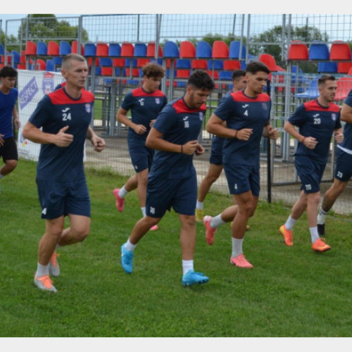 Echipa bihoreană de fotbal, cea mai longevivă din Liga a III-a, și-a început pregătirile pentru sezonul 2025-2026, anunță crisana.ro. La reunire au participat atât oficiali ai clubului, cât și o serie de jucători, printre care primarul orașului Sanmartin, Cristian Laza, care a subliniat importanța susținerii continue din partea administrației locale.