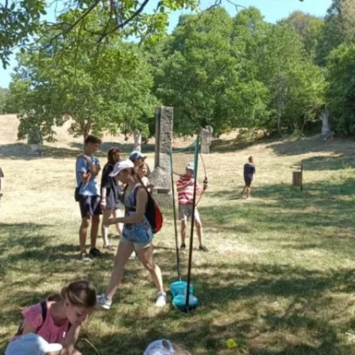 măsura de siguranță. Potrivit unor surse citate de opinibuzau.ro, această decizie a fost luată după ce paznicii au detectat urme de urs în apropierea cabinei de pază, iar conducerea muzeului a considerat necesar să suspende temporar evenimentele pentru a evita orice pericol pentru vizitatori și personal.