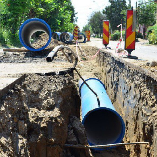 Compania de Apă continuă lucrările de canalizare pe drumul județean DJ 203K, în ciuda restricțiilor