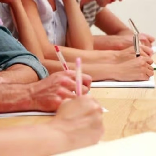 Proba scrisă a concursului național pentru ocuparea posturilor didactice din învățământul preuniversitar va avea loc marți, 15 iulie, în județul Iași. Potrivit informațiilor, 2.518 candidați s-au înscris pentru sesiunea 2025, dintre care 546 sunt absolvenți ai promoției actuale. Examenul începe la ora 9.00 și se va desfășura la 66 de discipline, în șase centre de concurs din municipiul Iași.