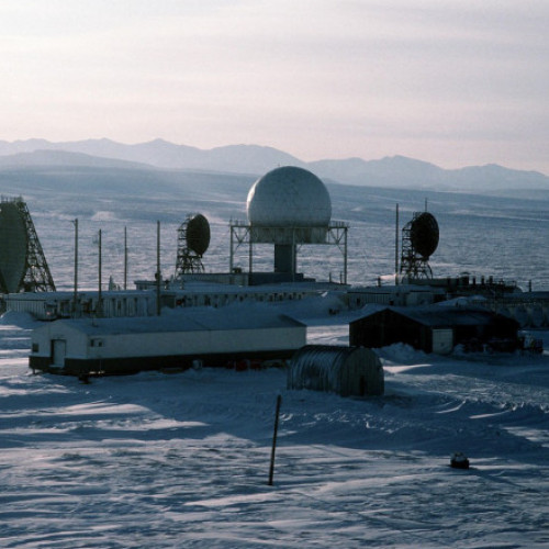 turn radar abandonat din nordul Canadei, simbol al epocii războiului rece