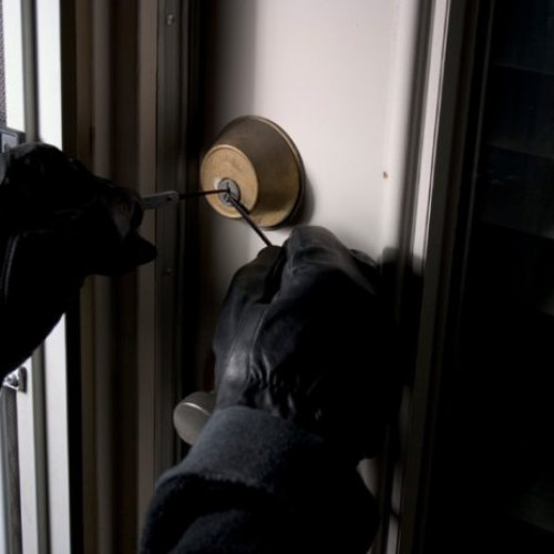 bărbat de 25 de ani arestat pentru tentative de tâlhărie și furt în Sectorul 3