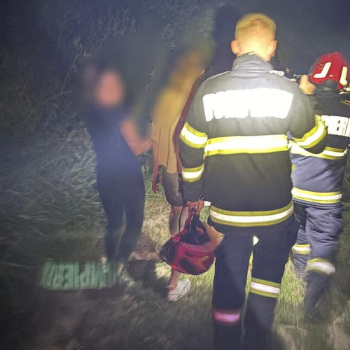Două tinere rătăcite în pădurea de la Ipotești, salvate de pompieri