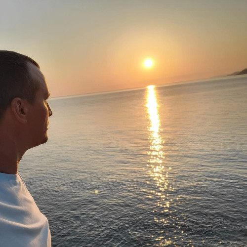 Un bărbat din județul Botoșani a murit în timpul unei vacanțe în Grecia. Mihai Burlacu, în vârstă de 45 de ani, fusese entuziasmat de această excursie și pregătise toate detaliile pentru o vacanță de neuitat. Nici măcar nu se putea imagina o tragedie atât de gravă care urma să se întâmple. Potrivit sursei botoșaninews.ro, din păcate, Mihai a fost luat de valuri și s-a înecat în mare.