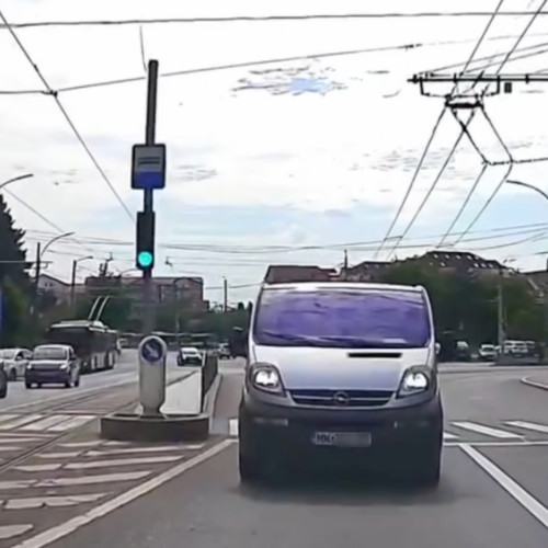 Incident neobișnuit pe străzile din Cluj-Napoca: șofer surprins stationând pe contrasens la semafor