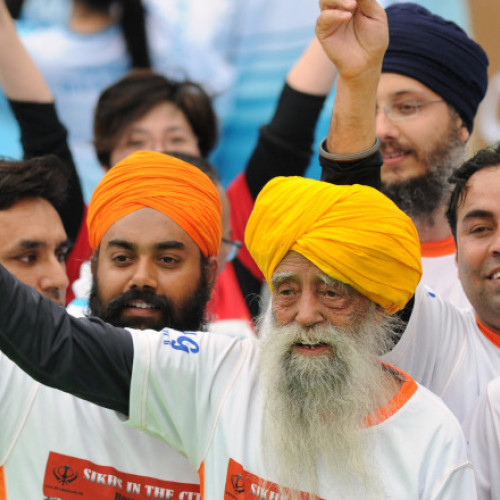 Fauja Singh, cel mai vârstnic alergător de maraton din lume, a decedat într-un accident rutier la vârsta de 114 ani, conform declarațiilor biografului său, publicate de France24. Singh, cetățean britanic de origine indiană, cunoscut și sub porecla „Tornada cu turban”, a fost lovit de un vehicul în districtul Jalandhar, în statul Punjab, luni. Khushwant Singh, biograful său, notează pe platforma X că Fauja nu mai este printre noi: „A fost lovit de un vehicul neidentificat, în satul său, Bias, în timp ce traversa strada. Odihnește-te în pace, dragul meu Fauja.&quot;