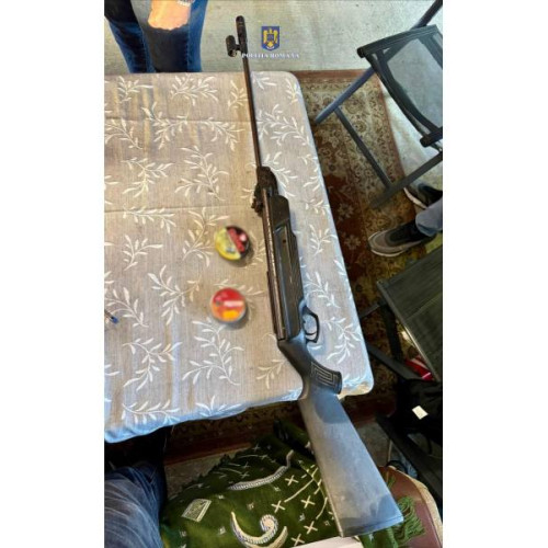 descoperire de arme neletale în Pietrosita în urma unei percheziții, polițiștii confiscă arma ilegală