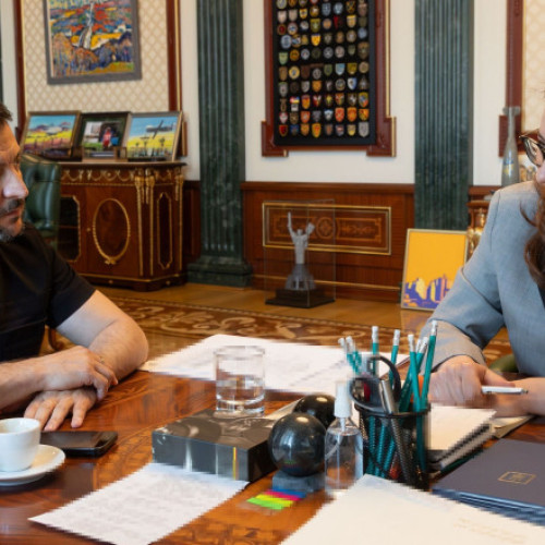 Iulia Sviridenko, noul prim-ministru al Ucrainei, reprezintă o generație de lideri tineri care conduc țara în timp de război. La vârsta de 39 de ani, ea a fost numită de președintele Volodimir Zelenski, într-o decizie care marchează o remaniere majoră, relatează digi24.ro. Înainte de această numire, Sviridenko era ministru al economiei și deținea și funcția de prim-viceprim-ministru, fiind responsabilă pentru un sector critic al economiei ucrainene, aflat în dificultate.