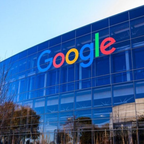 Google va combina sistemul de operare Chrome OS cu Android, conform anunțului oficial al companiei, relatează ziaruldeiasi.ro. Anunțul a fost făcut de șeful Android, Sameer Samat, care a confirmat că această unificare este în curs de dezvoltare. Potrivit acestuia, scopul este ca Android să devină singurul sistem de operare folosit de Google, fiind livrat nu doar pe smartphone-uri, ci și pe laptopuri și tablete, dacă Google va decide să lanseze astfel de dispozitive.