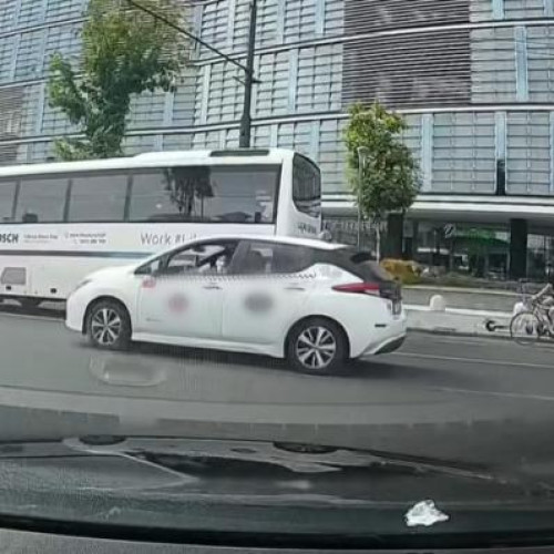 taximetrist din cluj-napoca ignoră semaforul roșu și riscă accidentul