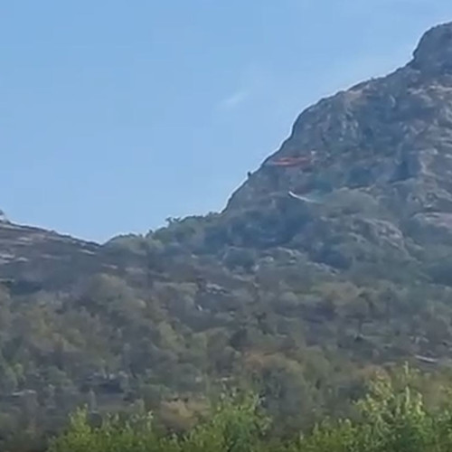 Eforturi extinse în stingerea incendiului din zona Greci