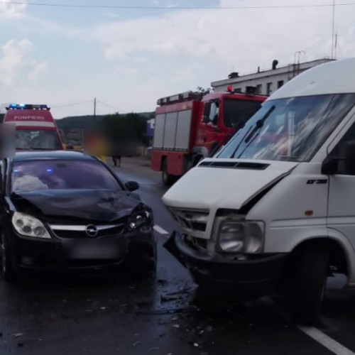 accident rutier la aghiresu fabrici: copii și adulți în siguranță, echipaje de intervenție la fața locului