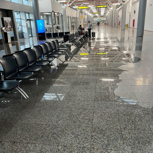 Inundatii in terminalul Aeroportului Sibiu din cauza ploii torentiale