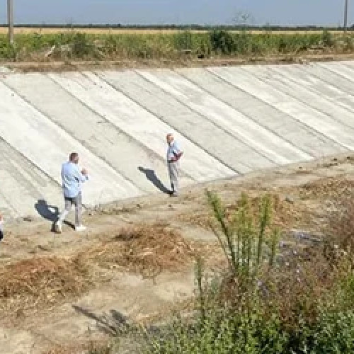 Prefectul județului Buzău, Liliana Sbirnea, a convocat recent reprezentanți ai mai multor instituții implicate în gestionarea resurselor de apă pentru discuții despre sistemul de irigații din județ. La întâlnire au fost prezenți și reprezentanți ai Administrației Bazinale de Apă Buzău-Ialomița și ai Hidroelectrica SA, conform informațiilor citate de opinibuzau.ro.