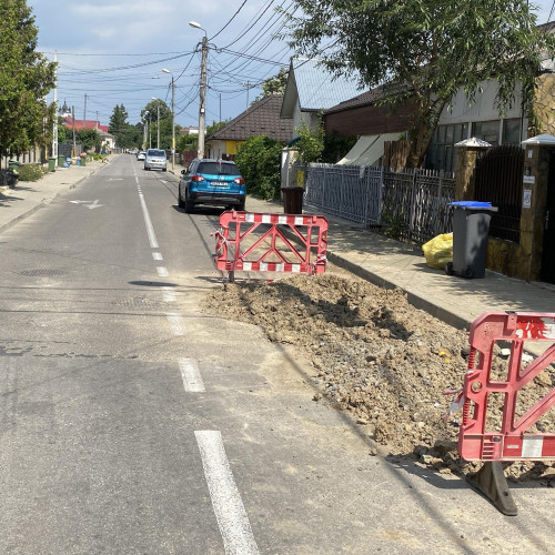 Stradă din Botoșani, reparată de mai multe ori după asfaltare, în stare de degradare avansată