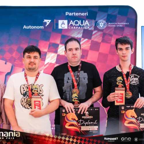 turneul de sah din Sebes, etapă a doua a Grand Prix România 2025, a reunit 244 de jucători din 17 țări, conform alba24.ro. Evenimentul a fost organizat de Federația Română de Șah în parteneriat cu Consiliul Județean Alba, în cadrul Festivalului Internațional al României la sah. Competitia s-a desfășurat la Hotelul Leul de Aur, care a fost și gazda turneului, fiind preferată de mulți sahisti români și internaționali pentru condițiile excelente.