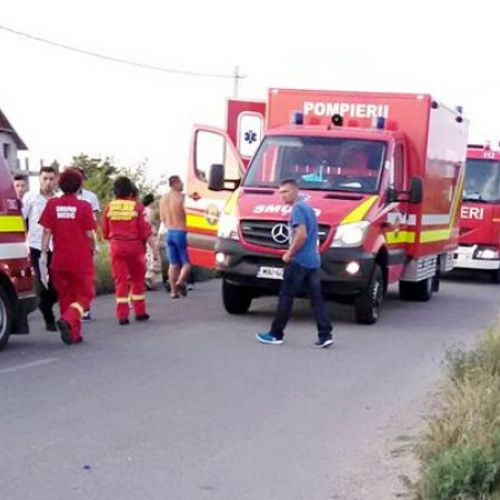 accident rutier la sanduleni, județul bacau, după impactul dintre o autoutilitară și un autoturism