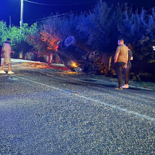 accident grav în Gorj: trei tineri răniți după ce mașina s-a izbit de un copac