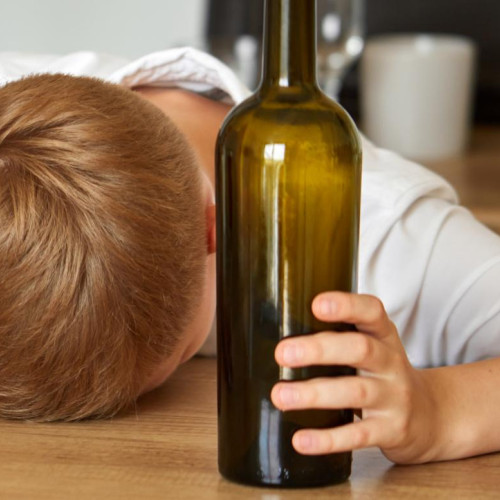 Un copil de 11 ani din Botoșani, dependent de alcool după ce a început să consume alături de tatăl său, a fost plasat de autorități într-un centru special. Cazul a fost adus în atenția publicului miercuri de către medicul Laura Jije, specialist în psihiatrie pediatrică la Spitalul Județean de Urgență „Mavromati” din Botoșani.