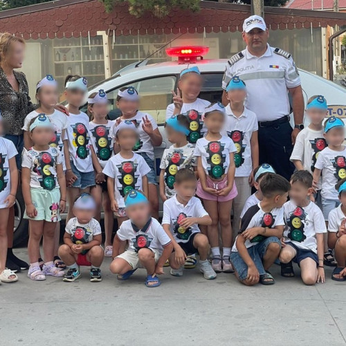 Polițiștii îi învață pe copii cum să traverseze în siguranță și să fie atenți la trafic