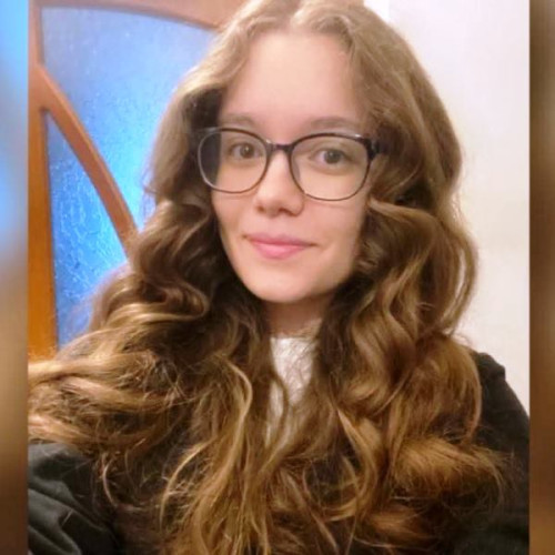 Eleva de excepție de la colegiul național "Emil Botta" din Adjud a reușit să scrie istorie prin performanțele sale academice. Andreea Balerca, șefa de promoție a generației 2025, a încheiat liceul cu o realizare impresionantă: admiterea la Universitatea de Medicină și Farmacie "Grigore T. Popa" din Iași, cu o medie de 9,90. Potrivit jurnaldevrancea.ro, această reușită nu a fost întâmplătoare, ci rezultatul unei muncii constante și al unui efort susținut pe parcursul celor opt ani de liceu.