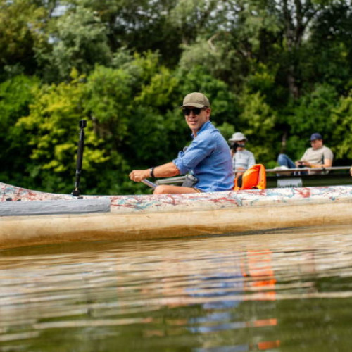 Peter Magyar a pornit într-un turneu de 80 de zile prin satele și orașele mici ale Ungariei, folosind o canoe și un mesaj de schimbare, relatează site-ul digi24.ro. Liderul partidului Tisza afirmă că poate merge singur în alegerile din 2026 fără să aibă nevoie de aliati pentru a învinge actualul premier Viktor Orban.
