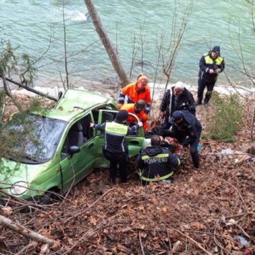 fetiță de 5 ani rănită după ce bunica s-a răsturnat cu mașina în albia unui râu