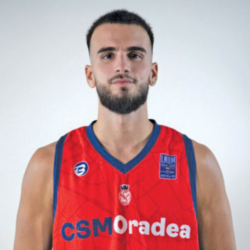 Echipa de baschet a CSM CSU Oradea are un jucător selectat pentru lotul echipei naționale universitare a României, care va participa la Jocurile Mondiale Universitare din perioada 15-27 iulie, în Germania. Luca Nastrut, un baschetbalist originar din Satu Mare, în vârstă de 21 de ani, face parte din cei 12 sportivi aleși pentru turneul final.