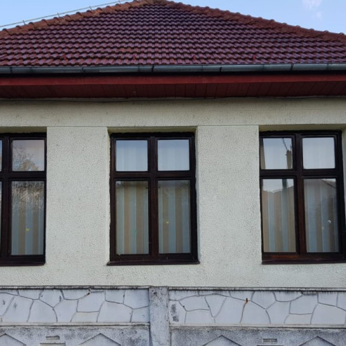 Licitatie pentru dotarea scolii din Metes: table interactive, sisteme all-in-one si laptopuri