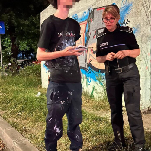 Primăria Sectorului 6 a reușit să prindă un alt vandal, aplicând o amendă de 6.000 de lei și confiscând spray-urile folosite pentru mazgălirea spațiilor publice. Tânărul în vârstă de 25 de ani, originar din Sibiu, a fost surprins în timp ce vandaliza un punct de transformare situat pe Bulevardul Iuliu Maniu, aproape de intersecția cu Lujerului. Incidentul s-a petrecut miercuri dimineața, în jurul orei 5:00.