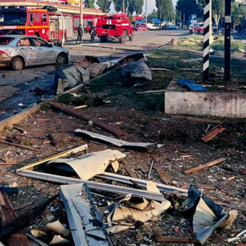 Două persoane au fost ucise și alte 27 au fost rănite în urma unui atac aerian asupra unui centru comercial și a unei piețe din orașul Dobropillia, în regiunea Donețk, relatează BBC. Potrivit guvernatorului regional Vadim Filaskin, peste 50 de magazine, 300 de apartamente și opt mașini au fost avariate în atacul de miercuri seara, notează News.ro.