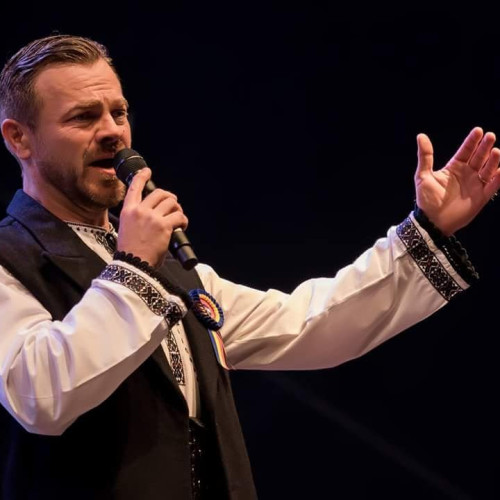 Ionuț Fulea împlinește 54 de ani.
Tocmai joi, 17 iulie, artistul s-a născut în localitatea Sebeș, județul Alba, în anul 1971. Potrivit alb24.ro, Ionuț Fulea, unul dintre cei mai cunoscuți cântăreți de muzică populară din România, are o carieră remarcabilă și este foarte admirat de public. El este căsătorit și are doi copii.