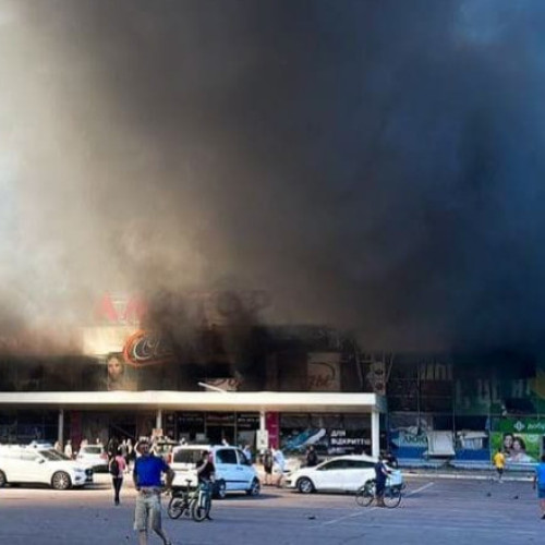 Incendiu la centru comercial din Al-Kut: peste 60 de persoane au fost afectate