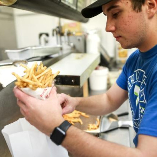 Tinerii din România, din ce în ce mai motivați de necesități financiare, caută din ce în ce mai mult muncă temporară