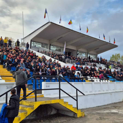 Berea va fi permisă pe stadioane începând cu viitorul sezon, după ce modificările la legea privind combaterea violenței în sport au primit avizul Consiliului Economic și Social. Potrivit sursei alba24.ro, proiectul de lege a fost inițiat de parlamentari din mai multe partide și urmează să fie supus votului în Parlament.