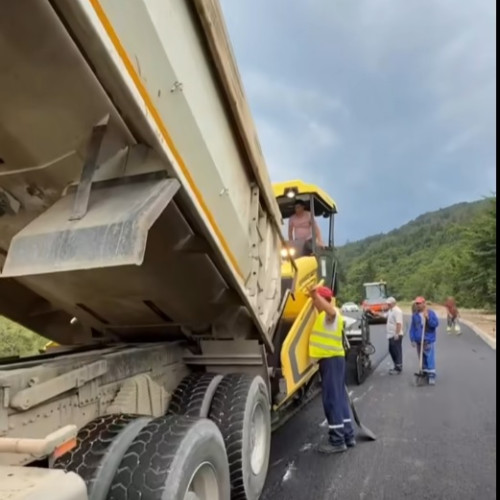 strada asfaltată la capătul străzii dragoș vodă din pietreni