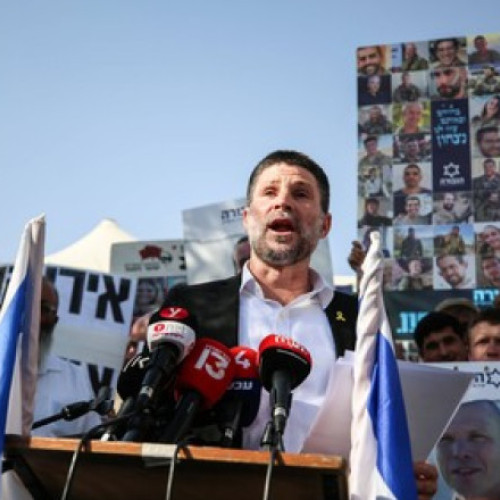 Guvernul Sloveniei a anunțat joi că va interzice intrarea pe teritoriul său pentru doi oficiali israelieni de extremă dreaptă, în cadrul unei mișcări considerate o premieră în Uniunea Europeană. Potrivit unei declarații oficiale, Itamar Ben Gvir, ministrul securității naționale, și Bezalel Smotrich, ministrul de finanțe, vor fi declarați persona non grata din cauza declarațiilor lor considerate genocidare și care incurajează violență extremă și încălcări grave ale drepturilor omului palestinieni.