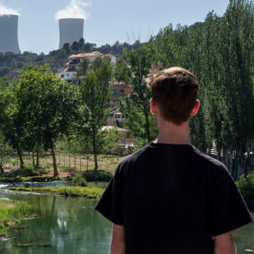 Comisia Europeană intenționează să includă în bugetul său pentru perioada 2028-2034, în valoare de 2.000 de miliarde de euro, investiții în domeniul energiei nucleare, ceea ce a stârnit reacții opuse în rândul statelor membre. Conform unei anexe la propunerea de buget publicată miercuri, Bruxelles-ul menționează că țările pot finanța noi capacități energetice nucleare din fondurile naționale alocate bugetului UE, în special pentru instalarea de noi reactoare.