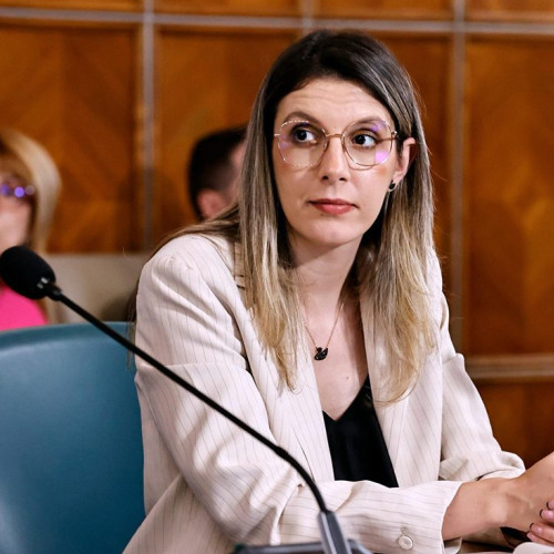 Programul Rabla va avea un voucher modificat pentru masini electrice, a anunțat Diana Buzioanu. Potrivit acesteia, cuantumul voucherului va fi redus față de suma actuală, care este de 37.000 de lei, însă ministrul nu a putut preciza încă valoarea exactă.