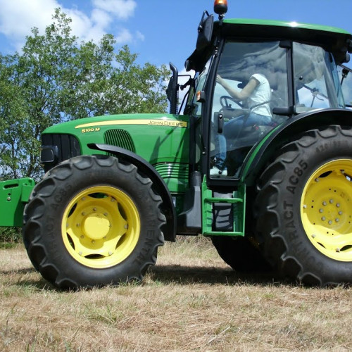 Tractorul unui fermier din Botoșani scos la vânzare prin executare silită