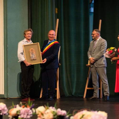 Acordarea a circa 100 de distincții pentru merite în diferite domenii ale comunității