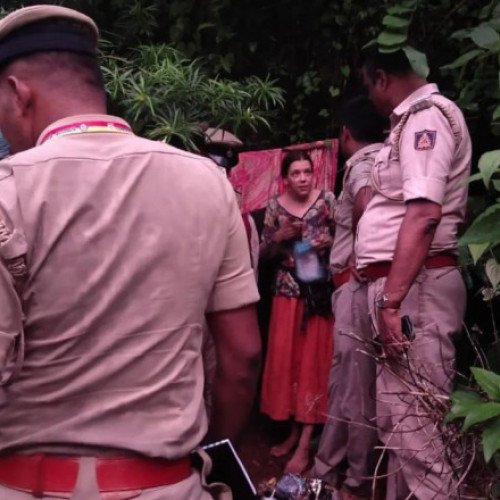 Femeie rusă și fiicele ei descoperite într-o pestera din Karnataka, India