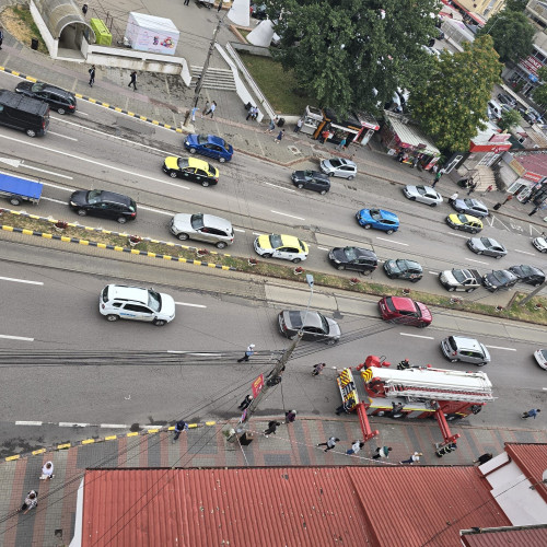 Pericol în Botoșani după ce tencuiala unei clădiri s-a desprins