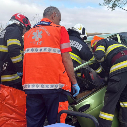 accident rutier la Tulcea: o femeie de 65 de ani a fost scoasă din mașină