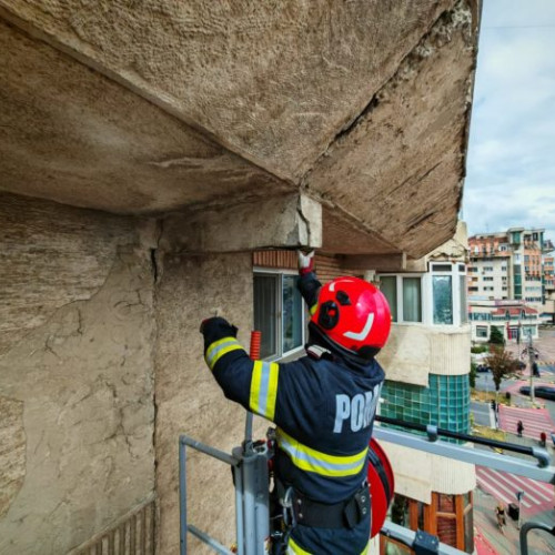 tencuiala desprinsă de pe fațada unui imobil din botoșani, evacuată de pompieri pentru siguranța trecătorilor